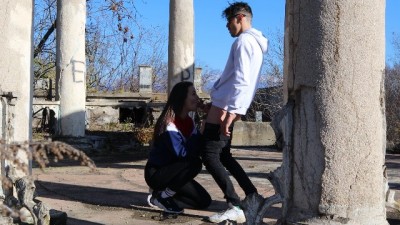 PUBLIC BLOWJOB WITH A BEAUTIFUL TEEN IN AN ABANDONED RESTAURAUNT (+18)