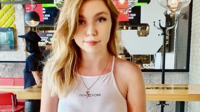 Teen girl make risky public deepthroat in middle of the Park! Cum in throat (+18)