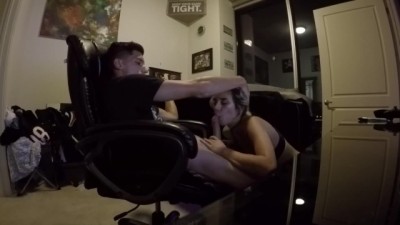 Cheating girlfriend gives amazing blowjob