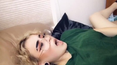 babe makes herself squirt in a minute