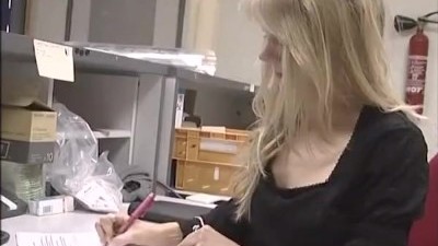 Une Secrétaire Obligée De Baiser Avec Stepson Vieux Boss Sur Le Bureau