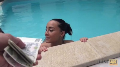 Morena Lassie Está Lista Para Satisfacer Al Dueño Del Pequeño