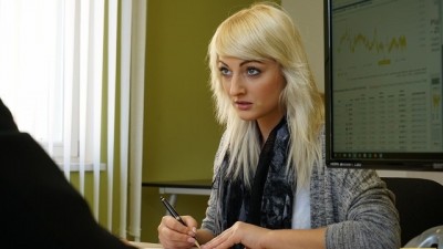 Versauter Angestellter Lockt Die Wunderschöne Tussi Zu Einer Sex