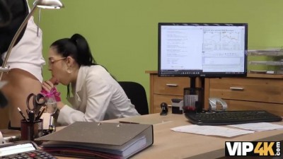 Futura Rockstar Scopre il Successo e il Sesso Bollente con l'Agente