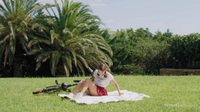 Ukrainian Babe Ellie Gets Off Outdoors