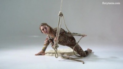 Blonde Teen Offers Mind-Blowing Spreads & Intense Pleasure (+18)