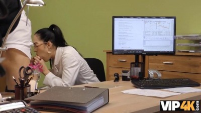 VIP4K : Elle Retire Sa Culotte Pour Du Sexe Débridé